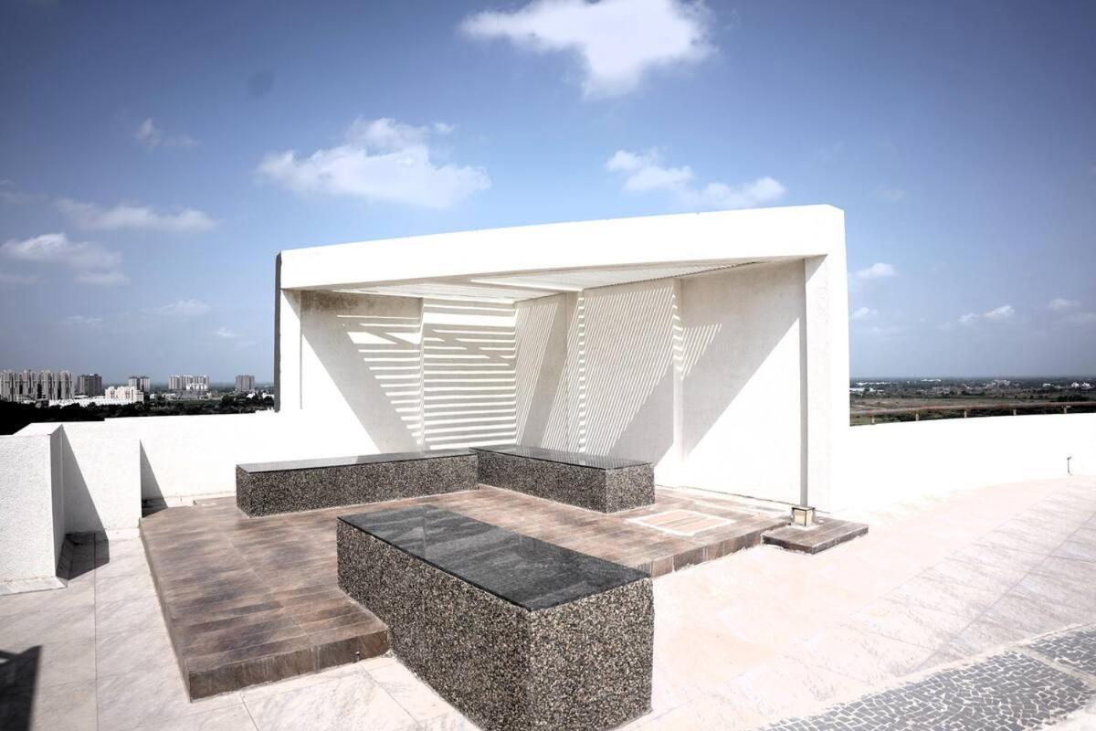 7 Seasons Palm Suite With Sky Orbit, Balcony, Swimming Pool, Wifi, Playground Rajkot Exterior photo