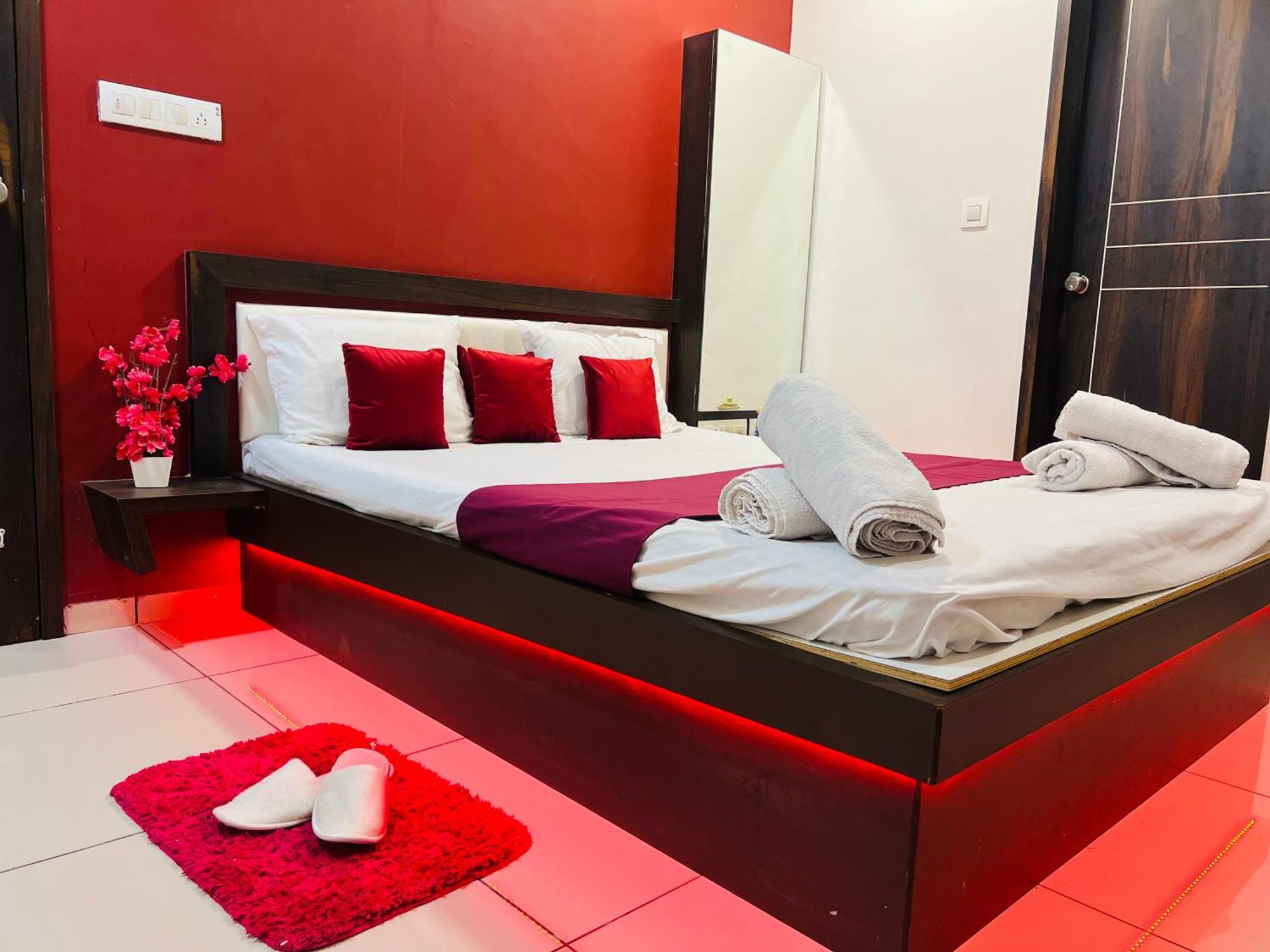 7 Seasons Palm Suite With Sky Orbit, Balcony, Swimming Pool, Wifi, Playground Rajkot Exterior photo